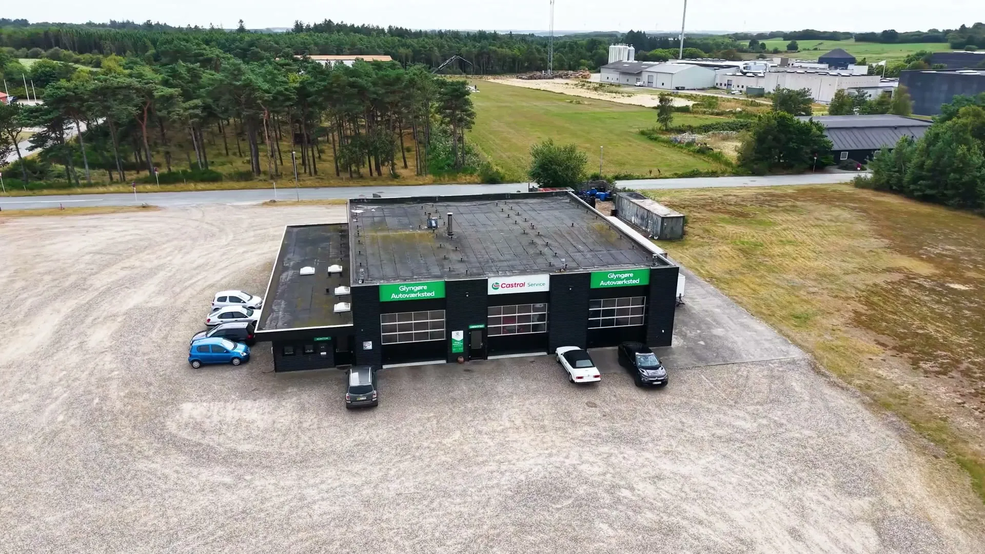 Luftfoto af Glyngøre Autoværksted set fra oven med kundeparkering