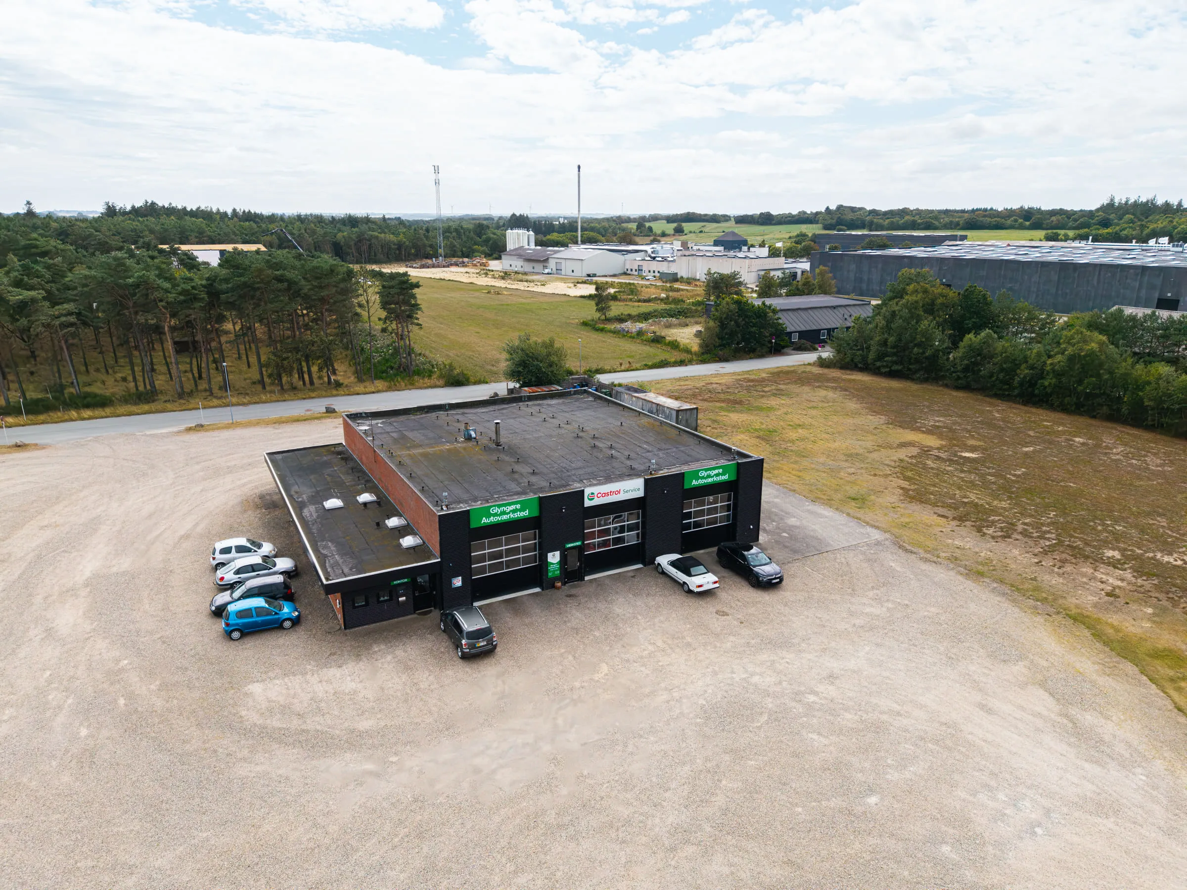 Luftfoto af Glyngøre Autoværksted på Hedeparken 2 med parkeringsplads
